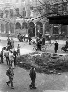 52690 Tweede Wereldoorlog. De Stenenbeer, bominslag op 25 oktober 1940. Omliggende woningen en het postkantoor beschadigd