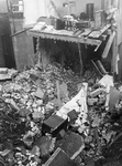 52691 Tweede Wereldoorlog. Vrouwestraat 24, bominslag op 25 oktober 1940. Bom gevallen aan de achterzijde van de panden ...