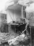 52692 Tweede Wereldoorlog. Vrouwestraat 24, bominslag op 25 oktober 1940. Bom gevallen aan de achterzijde van de panden ...