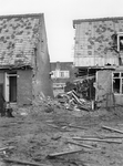 52695 Tweede Wereldoorlog. De Boterbloemlaan in Tuinstad, bominslag aug.1940 na een luchtaanval