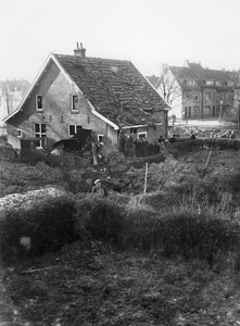 52698 Tweede Wereldoorlog. Brisantbom achter het pand Rozengracht 30 hoek Ridderspoorlaan in Tuindorp na een ...