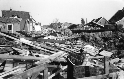 52699 Tweede Wereldoorlog. Oorlogsverwoesting in Tuindorp, omgeving Pioenlaan/Papaverlaan na een bombardement