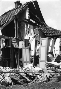 52701 Tweede Wereldoorlog.Verwoste woning omgeving Leliënlaan in Tuindorp. Bominslag na een luchtaanval in 1940