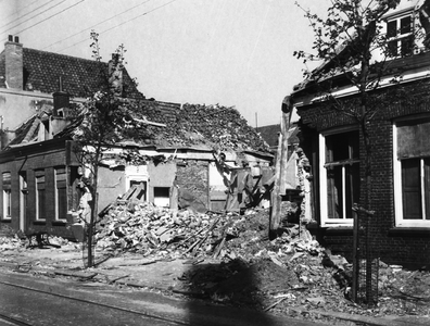 52720 Tweede Wereldoorlog. Aagje Dekenstraat no.81 en 83, door bominslag verwoeste huizen op 24 april 1942