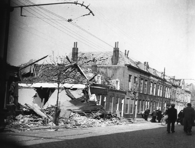 52721 Tweede Wereldoorlog. Aagje Dekenstraat no.81 en 83, door bominslag verwoeste huizen na een luchtaanval op 24 april 1942