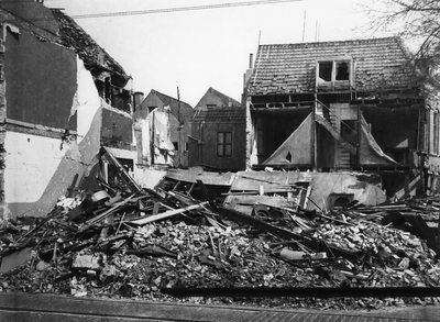 52722 Tweede Wereldoorlog. Aagje Dekenstraat no.129, hoek Van Dishoeckstraat. Café Hintzen door bominslag verwoest na ...