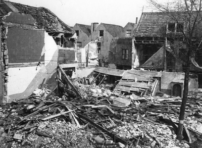 52723 Tweede Wereldoorlog. Aagje Dekenstraat no.129, hoek Van Dishoeckstraat. Café Hintzen door bominslag verwoest na ...