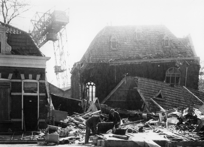 52724 Tweede Wereldoorlog. De Doopsgezinde kerk in de Van Dishoeckstraat door bominslag getroffen na een luchtaanval op ...
