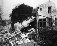 52725 Tweede Wereldoorlog. Achterzijde woningen Kasteelstraat 54 en Kasteelstraat 56, door bominslag getroffen na een ...