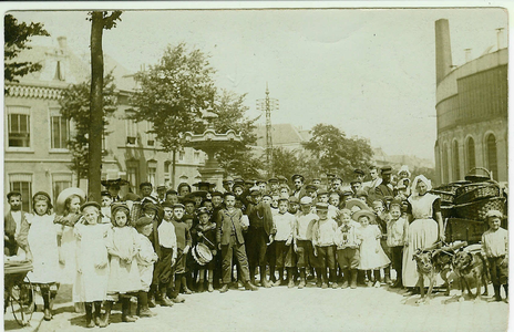 52731 Groepsfoto voor de fontein op het Betje Wolffplein met op de achtergrond de Aagje Dekenstraat. De fontein ter ere ...