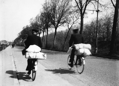 52737 Tweede Wereldoorlog. Nieuwe Vlissingseweg, vluchtelingen uit Vlissingen op weg naar Middelburg in april 1942