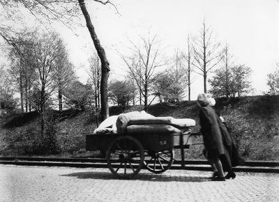 52738 Tweede Wereldoorlog. Nieuwe Vlissingseweg, vluchtelingen uit Vlissingen op weg naar Middelburg in april 1942