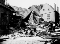 52746 Tweede Wereldoorlog. Door bominslag getroffen huizen in de Oranjebuurt na een luchtaanval op 1 juni 1942. Op de ...