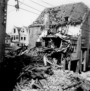 52754 Tweede Wereldoorlog. Verwoeste panden in de Breewaterstraat na het bombardement op 1 juni 1942