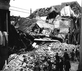 52755 Tweede Wereldoorlog. Verwoeste panden in de Breewaterstraat na het bombardement op 1 juni 1942