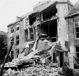 52756 Tweede Wereldoorlog. Verwoeste panden in de Breewaterstraat na het bombardement op 1 juni 1942