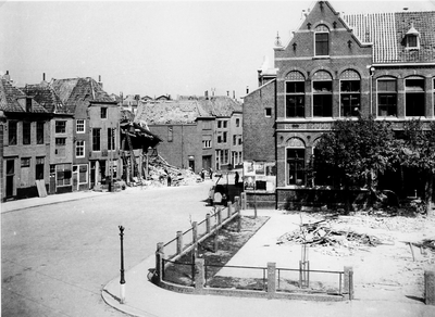 52757 Tweede Wereldoorlog. De Grote Markt, bominslag na een luchtaanval op 1 juni 1942. Rechts het schoolgebouw aan de ...