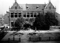 52758 Tweede Wereldoorlog. Het schoolgebouw aan de Grote Markt, bominslag na een luchtaanval op 1 juni 1942