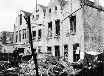 52759 Tweede Wereldoorlog. De Weststraat, bominslag na een luchtaanval op 1 juni 1942