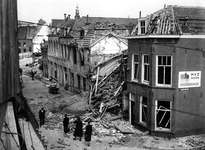 52760 Tweede Wereldoorlog. De Weststraat, bominslag na een luchtaanval op 1 juni 1942 gezien vanaf de hoek Mariniersplein
