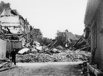 52761 Tweede Wereldoorlog. De Weststraat, bominslag na een luchtaanval op 1 juni 1942