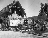 52774 Tweede Wereldoorlog. Paul Krugerstraat 205 en Paul Krugerstraat 207 door bominslag getroffen na een luchtaanval ...