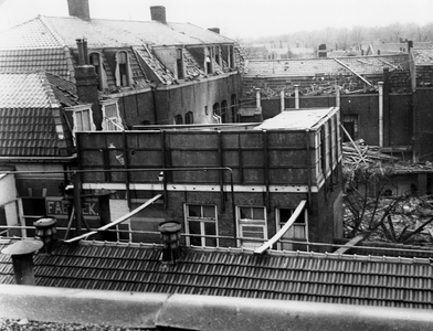 52777 Tweede Wereldoorlog. Achterzijde 'Koena' melkfabriek in de Glacisstraat door bominslag getroffen na een luchtaanval