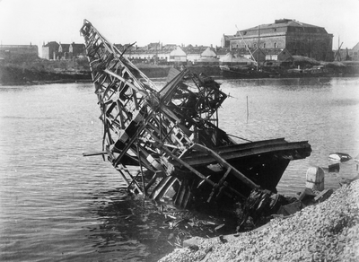 52778 Tweede Wereldoorlog. Kon. Mij. De Schelde. Vernielde kraan in het Verbreed Kanaal na een luchtaanval.Op de ...