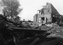 52780 Tweede Wereldoorlog. Omgeving Abeele, boerenwoning, bominslag na een luchtaanval op 19 augustus 1943