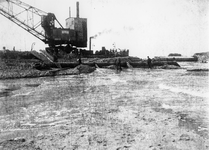 52784 Tweede Wereldoorlog. Het dichten van het gat in de Nolledijk, augustus 1945