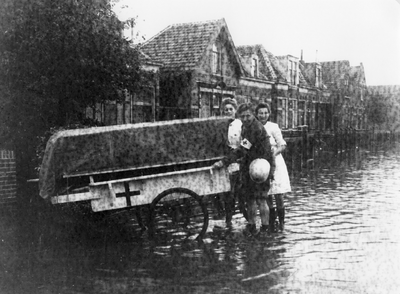 52788 Tweede Wereldoorlog. De Ritthemsestraat in Oost-Souburg. Hulpactie door medewerkers van het Rode Kruis in oktober ...