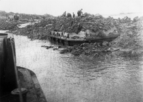 52793 Tweede Wereldoorlog. Het dichten van het gat in de Nolledijk, augustus 1945