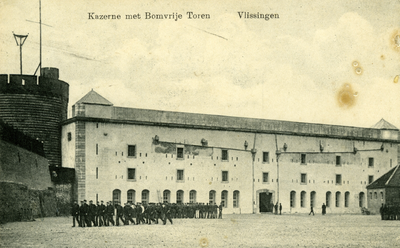 52866 'Kazerne met Bomvrije Toren Vlissingen'Gezicht op de (aan de Gevangentoren gebouwde) Bomvrije Kazerne met ...