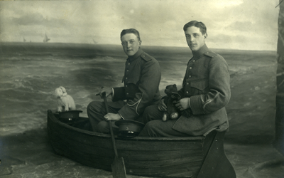 52868 Atelierfoto van twee militairen, J. van der Voort en L. van Gronningen? in een roeibootje