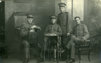 52869 Groepsfoto vier militairen te Vlissingen.C. Kleijkamp, J Broer, L. van Groningen? en J. van der Voort.