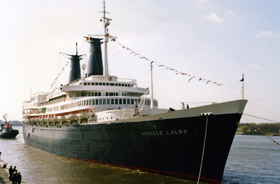 52929 Het Italiaanse cruiseschip 'Achille Lauro' op de Zeeschelde, aanleggend aan het Zuiderterras te Antwerpen. Het is ...