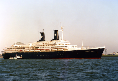 52930 Het Italiaanse cruiseschip 'Achille Lauro' op de rede van Vlissingen tijdens de heenreis over de Westerschelde ...