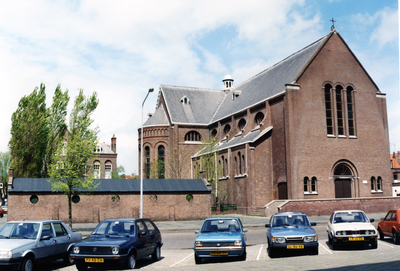 52937 De Rooms-katholieke kerk aan de Dokter Friesenstraat / Singel.De kerk is gebouwd in 1911 en op 24 dec. van dat ...
