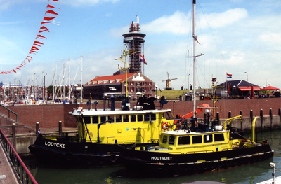 52995 Het schip 'Lodycke' en het peilschip 'Houtvliet' van Rijkswaterstaat in de Voorhaven.