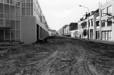 53013 De Aagje Dekenstraat met links de bouw van het nieuwe winkelcentrum Scheldeplein 