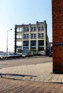 53072 De Zeilmarkt gezien vanaf de Wilhelminastraat met het voormalig handelshuis van Polak, Nieuwendijk 100, tijdens ...