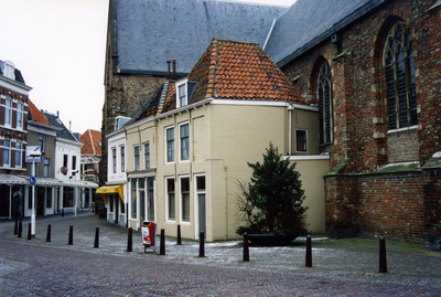 53222 Tegen de Sint Jacobskerk aangebouwde panden aan de zuidzijde van de Oude Markt. Vanaf rechts naar links Oude ...