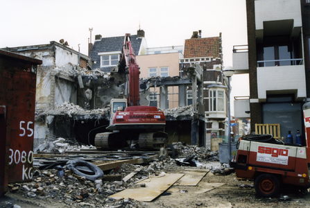 53230 Sloop van het uitgebrande pand aan de Oude Markt, grenzend aan de Spuistraat en Kerkstraat in Vlissingen. In de ...