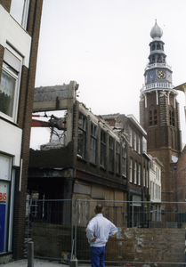 53232 Sloop van het uitgebrande pand aan de Oude Markt in Vlissingen, grenzend aan de Spuistraat en de Kerkstraat. In ...