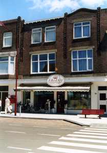 53351 De oostzijde van de Scheldestraat. Brood- en banketbakkerij J.B. van de Kop, Scheldestraat 58