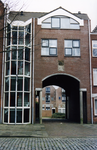 53395 Appartementencomplex in de Hendrikstraat gebouwd in 1983. Gevelsteen in de muur boven de poort van de voormalige ...