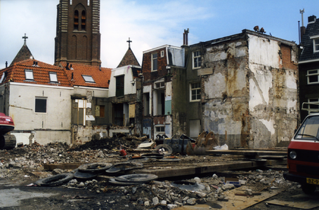 53409 Sloop van het uitgebrande pand aan de Oude Markt, grenzend aan de Spuistraat en Kerkstraat in Vlissingen. In de ...