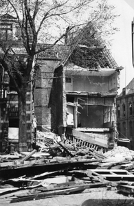 53559 Tweede Wereldoorlog. Het Corner House (hoek Walstraat-Zeilmarkt), bominslag op 24 april 1942 in de namiddag om ...