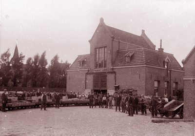 53560 De achterzijde van de groenteveiling (1912 tot 1933) met personeel aan de Paul Krugerstraat. Achter de bomen de ...