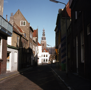 53596 De Sarazijnstraat gezien vanaf de Nieuwendijk met op de achtergrond de Sint Jacobstoren